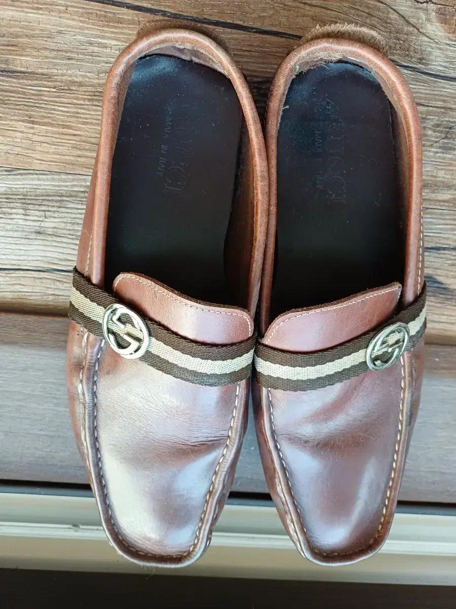 구찌 브라운 레더 로퍼