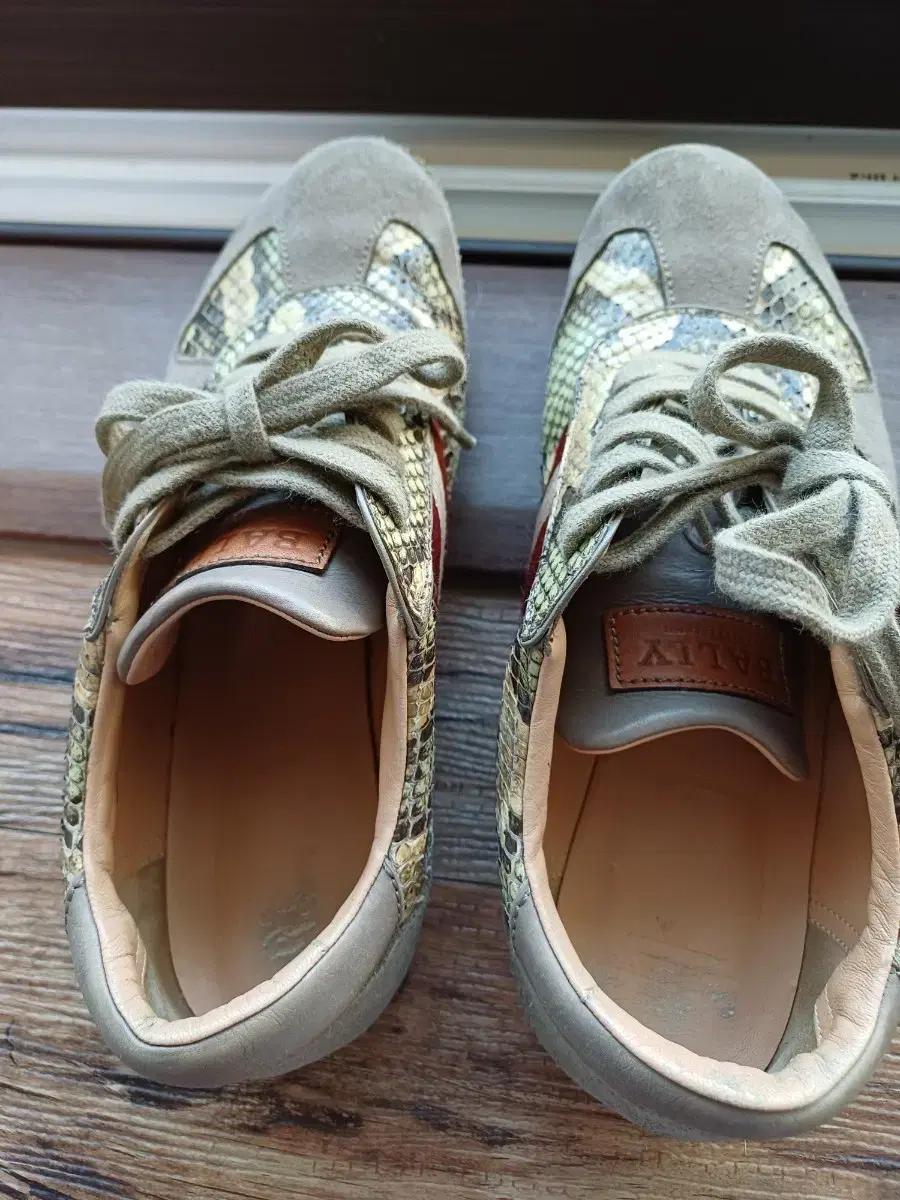 여성BALLY 발리 스니커즈 뱀피 패턴