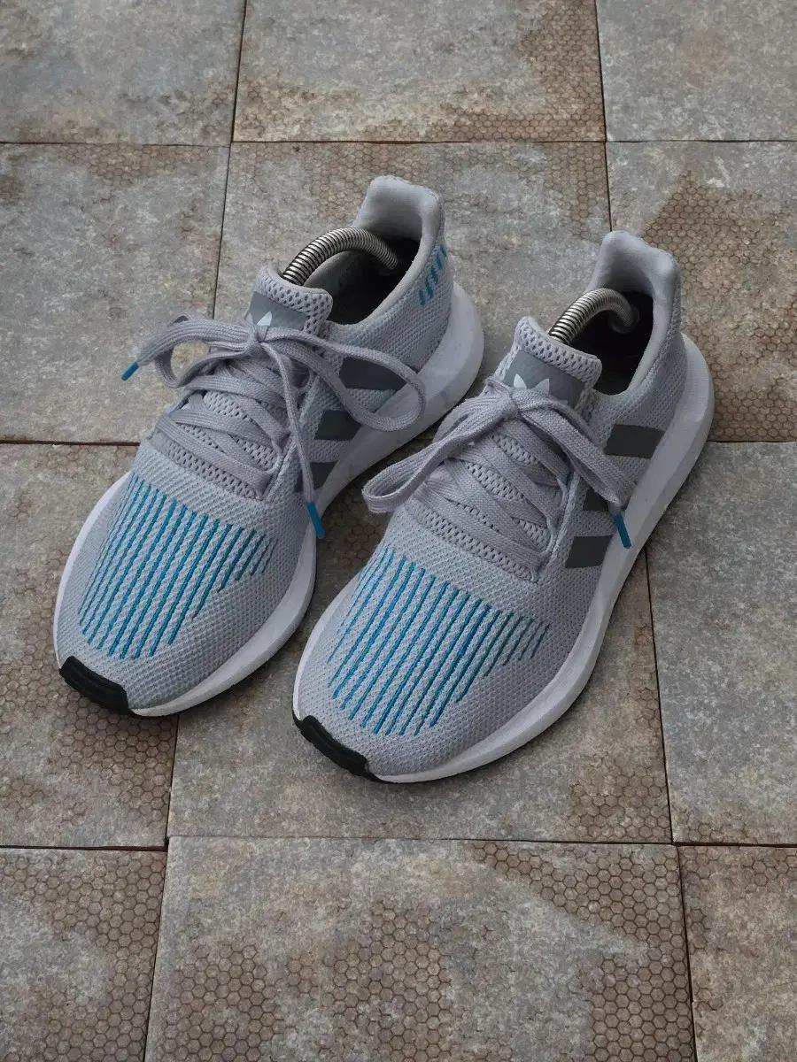 (240)아디다스 스위프트 런 그레이 스니커즈