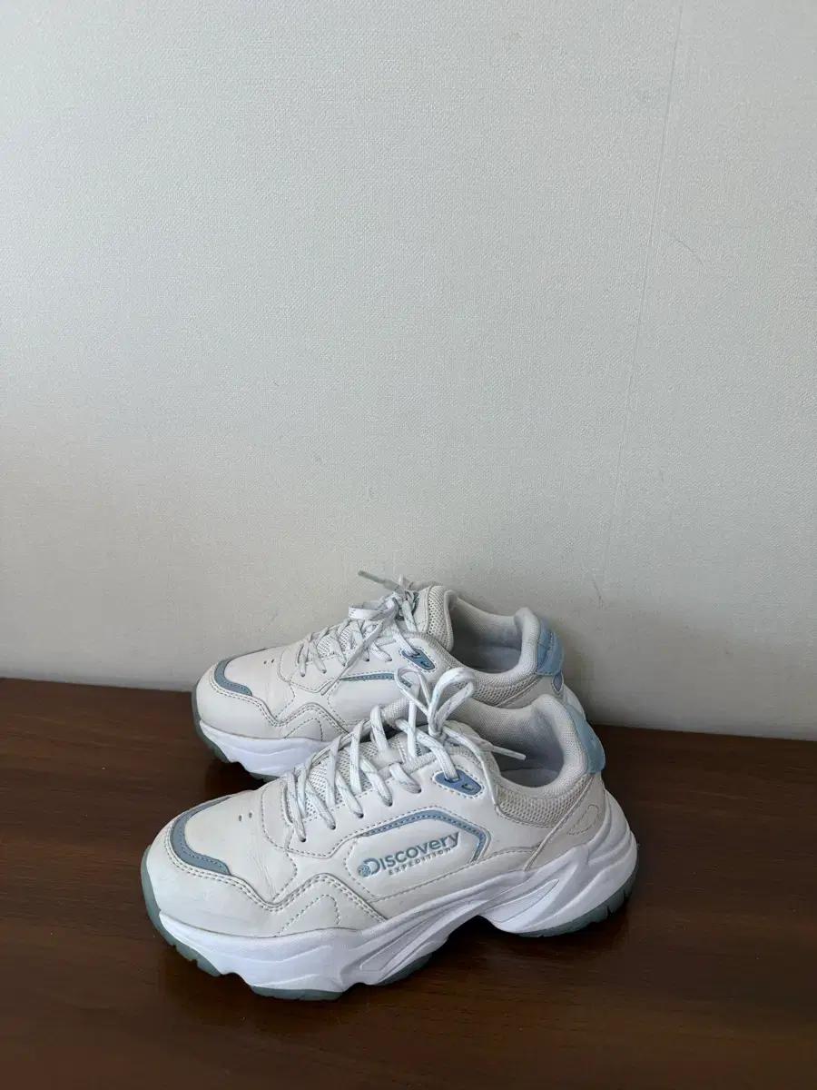 디스커버리 스니커즈 운동화 230사이즈