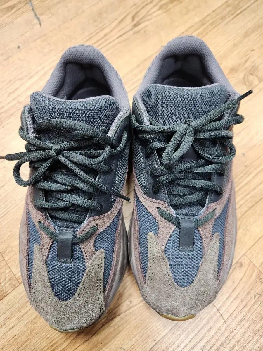 이지 700 모브 스니커즈