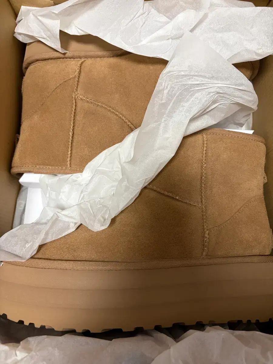 UGG 어그 클래식 미니 플랫폼 부츠 체스넛 260(US9W)사이즈 팝니