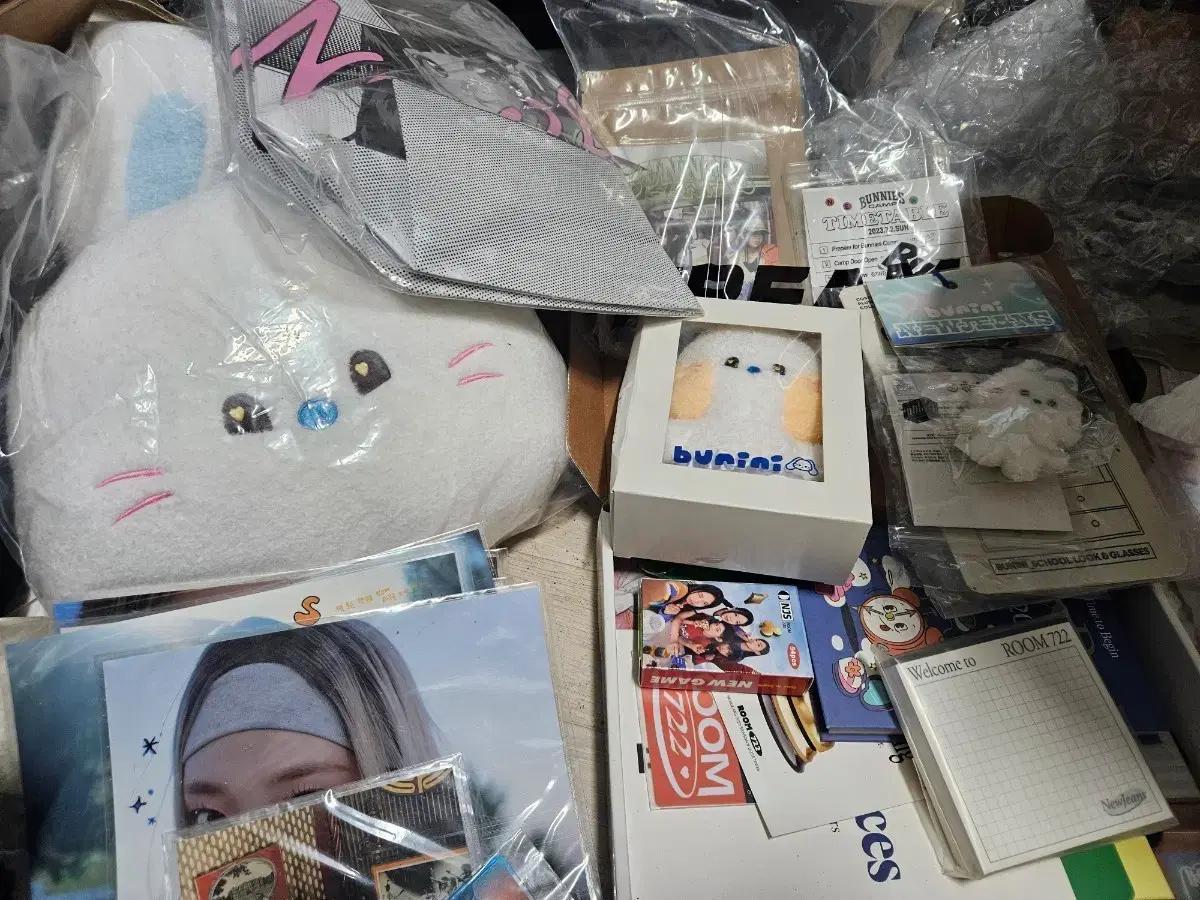 뉴진스 굿즈 (인형, 포토카드 등)