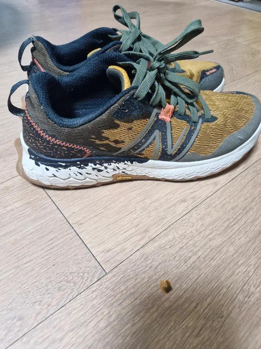 뉴발란스 이에로 트레일 러닝화 260