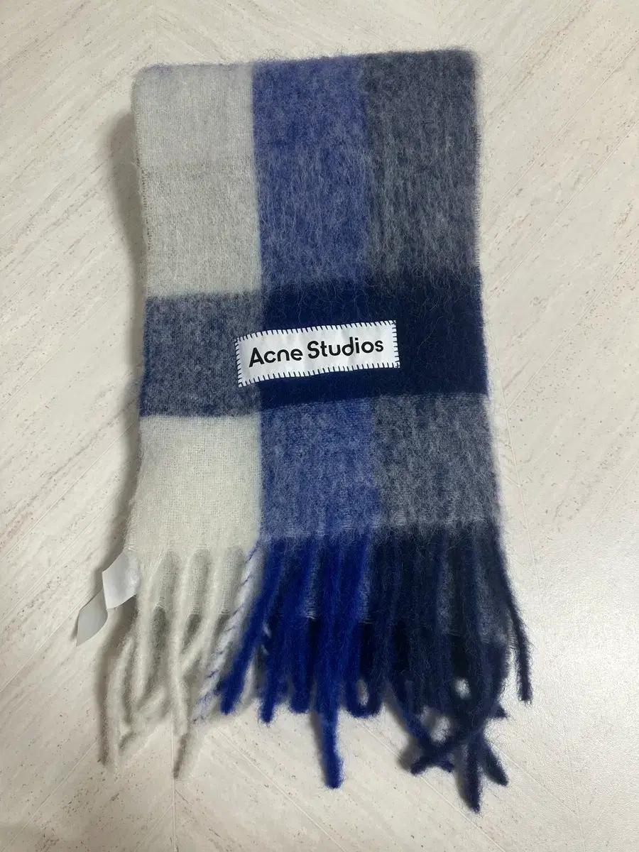 아크네 스튜디오 모헤어 체크 머플러 블루
