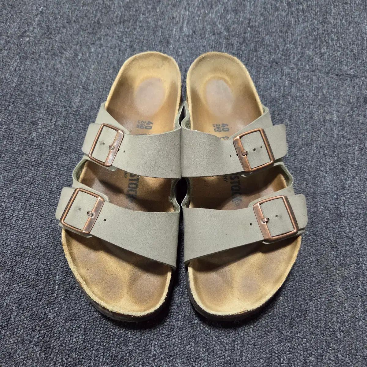 버켄스탁 아리조나 스톤 샌들 260 25120620