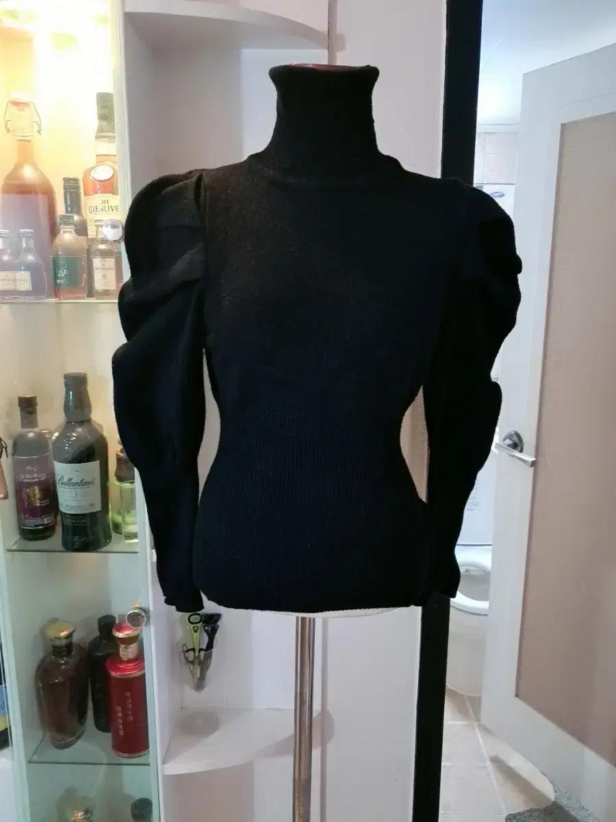 블랙 퍼프소매 골지 니트 탑