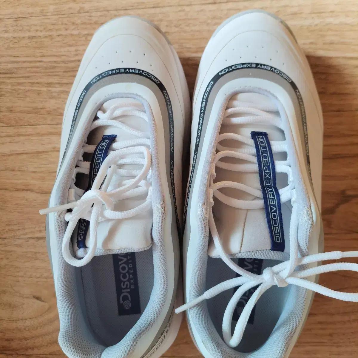 디스커버리 익스페디션 흰색 운동화