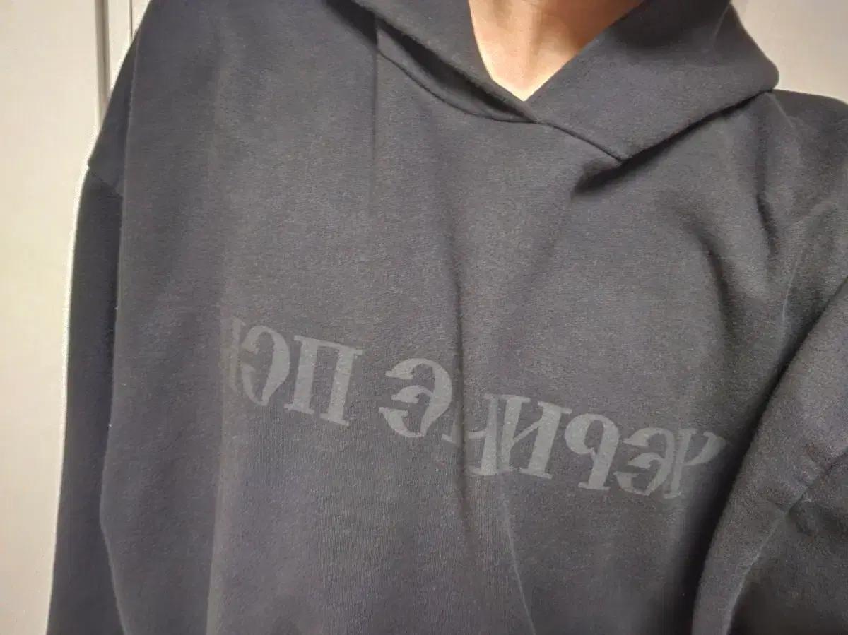 이지 고샤 루브친스키 블랙 후드티