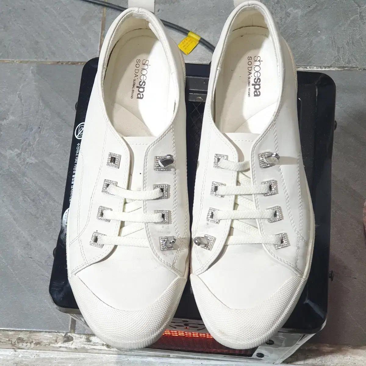 소다 ( 크리스탈  배색)   천연가죽. 스니커즈