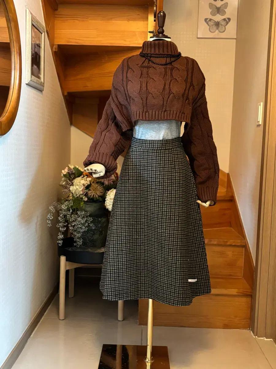 케이블 크롭 니트 + 체크 플레어 스커트. 랑사지