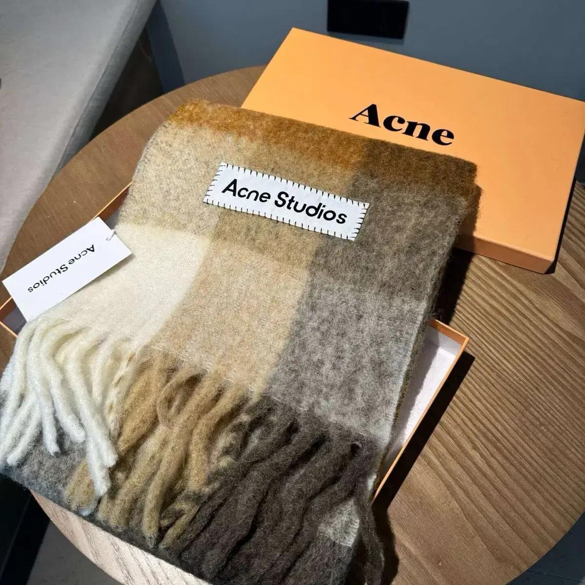 Acne Studios 모헤어 체크 스카프