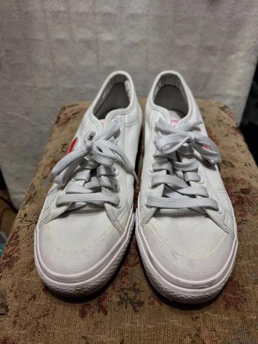 아디다스 화이트 캔버스 스니커즈