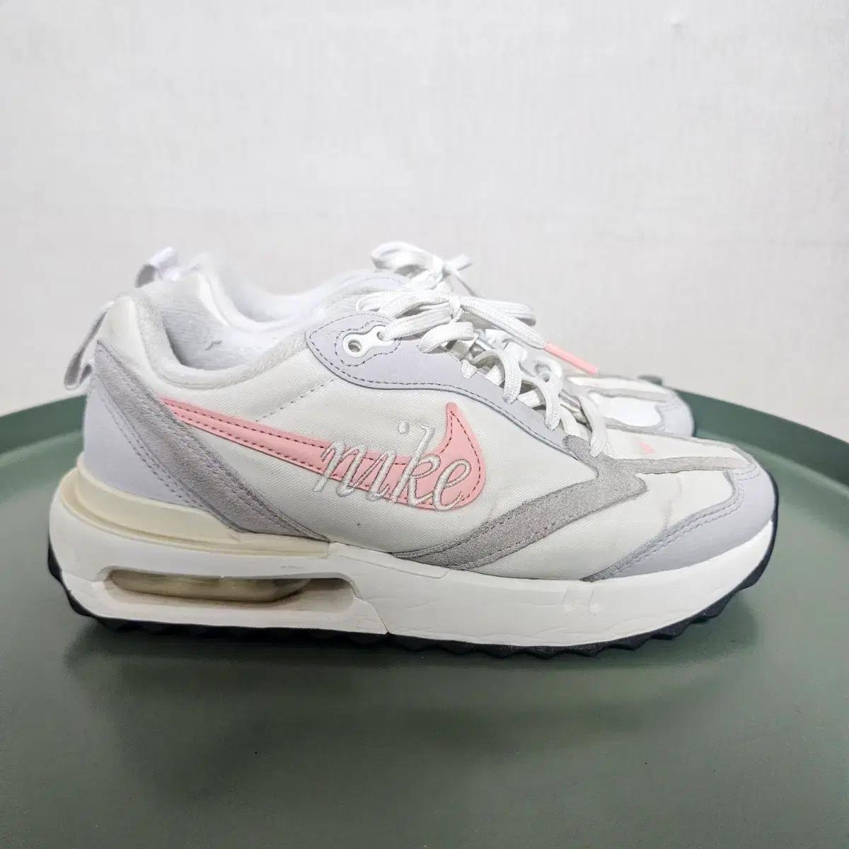 230나이키 운동화 화이트 핑크 스우시