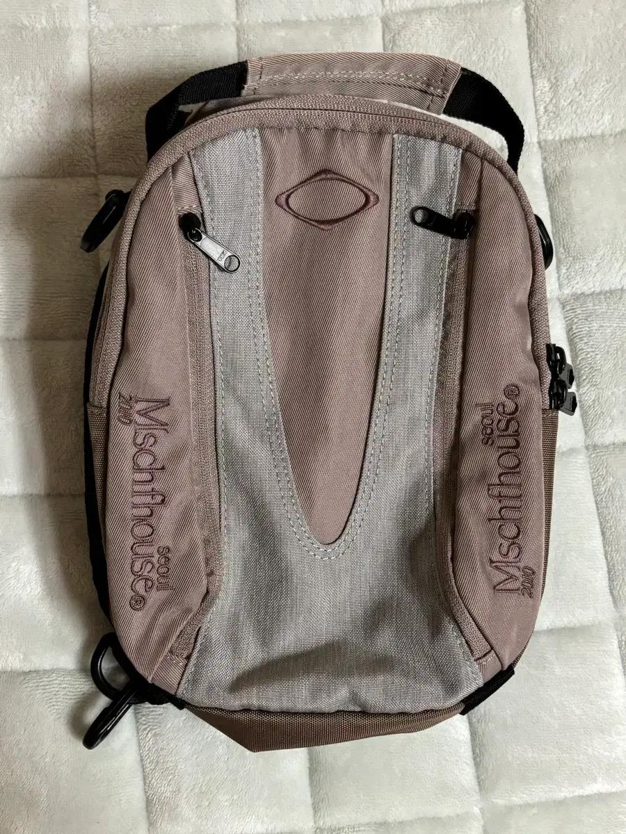 미스치프 롬버스 슬링백 가방 핑크그레이