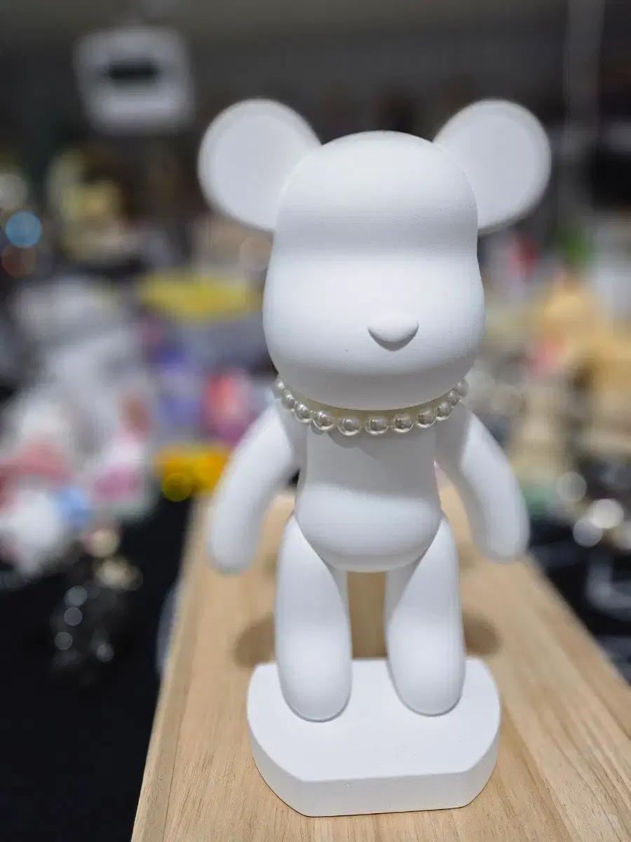 베어브릭 스타일 흰색 피규어 + 진주목걸이
