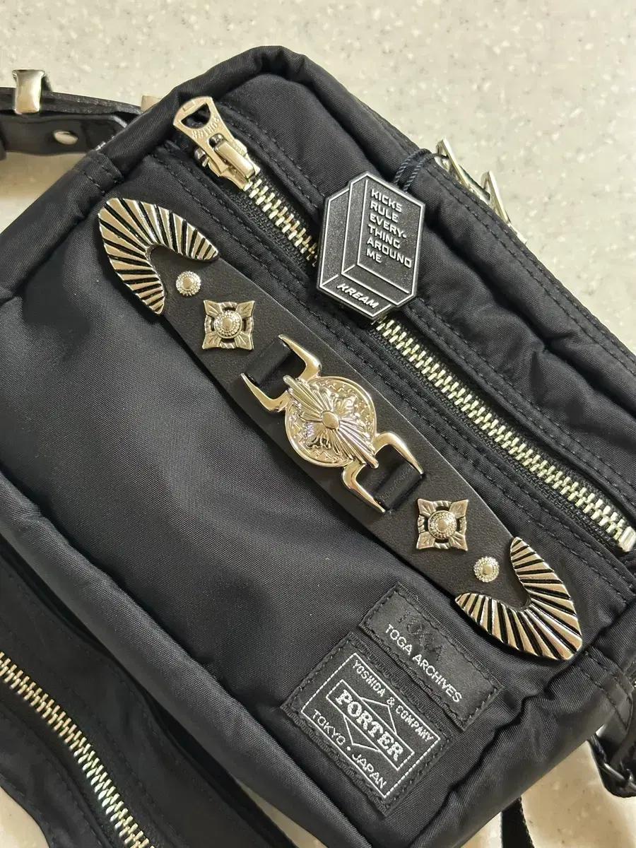 TOGA PORTER 블랙 크로스백