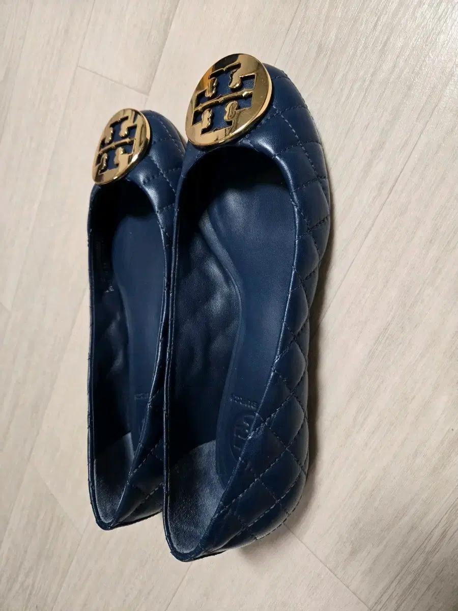 토리버치 퀼팅 플랫슈즈 네이비  5 1/2 M (230) 상태좋음