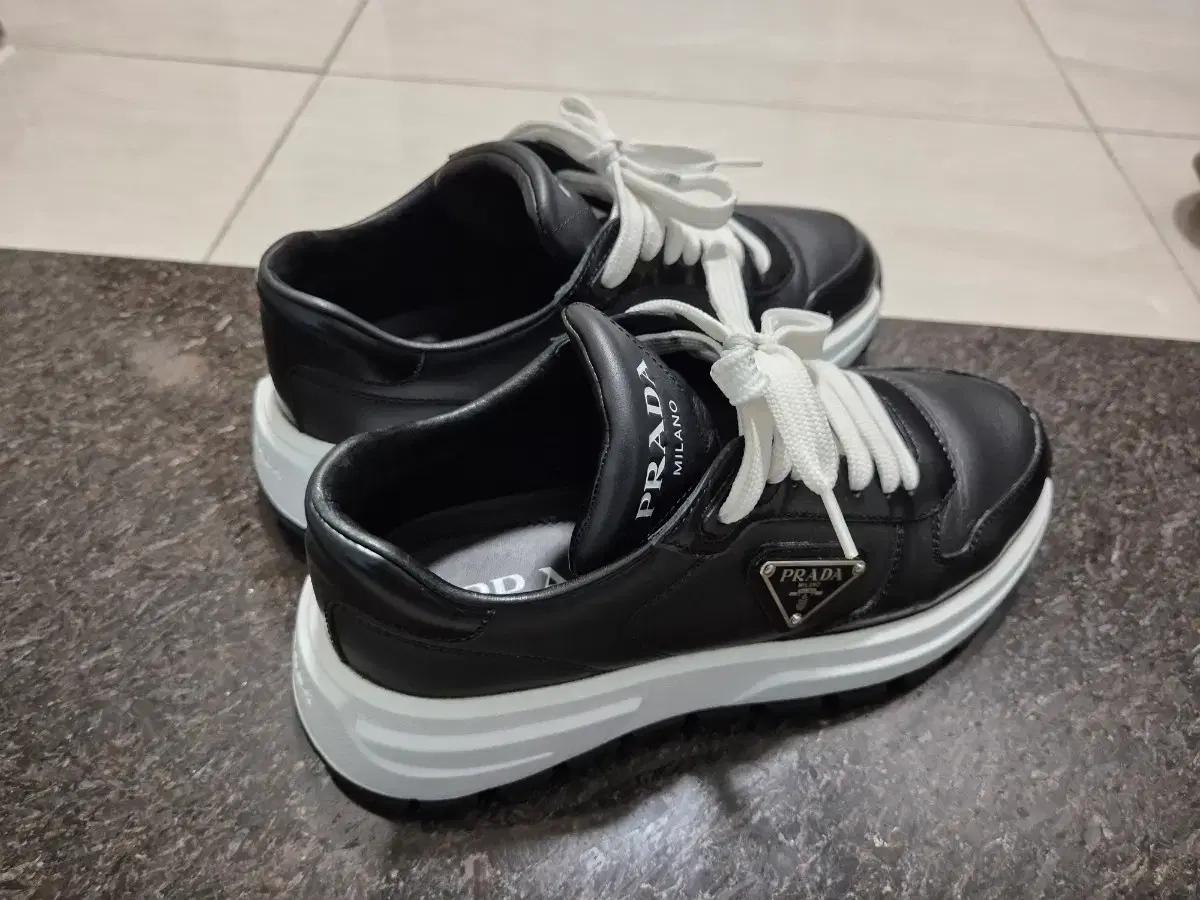 프라다 여성 가죽 스니커즈 36사이즈(컨디션 최상)