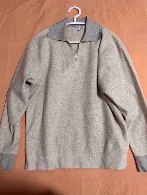 유니클로 폴로넥 긴팔 티셔츠 베이지