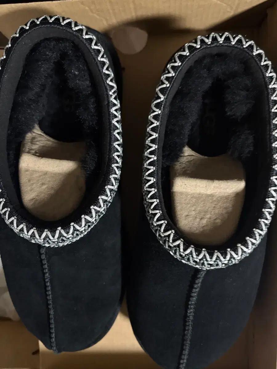 어그 타스만 240 블랙