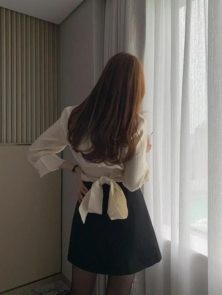 샤틴 크롭 랩 아이보리 블라우스