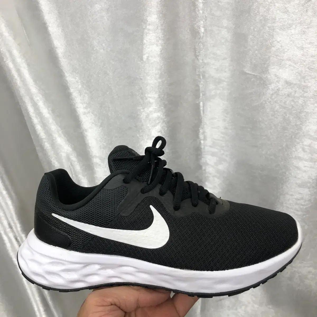 나이키 레볼루션 운동화 사이즈240 팝니다