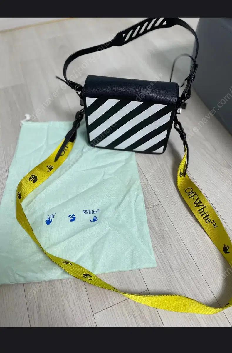 오프화이트 플랩백