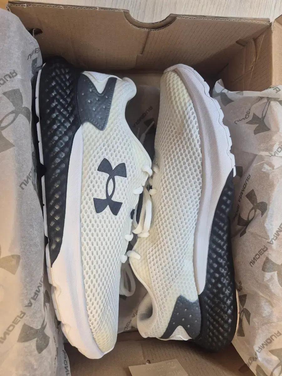 언더아머 Charged Rogue 3 / 275 / 새상품(정품)