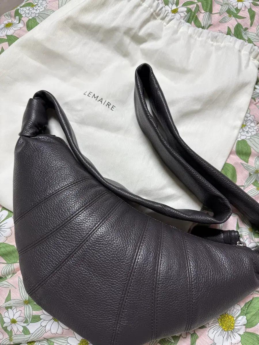 르메르 스몰 크루아상백 그레인레더 다크초콜릿