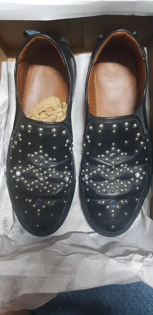 블랙 스터드 장식 슬립온 지방시