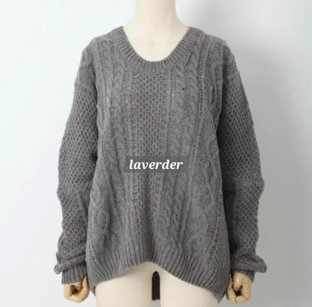 케이블 꽈배기 마크니트 스웨터