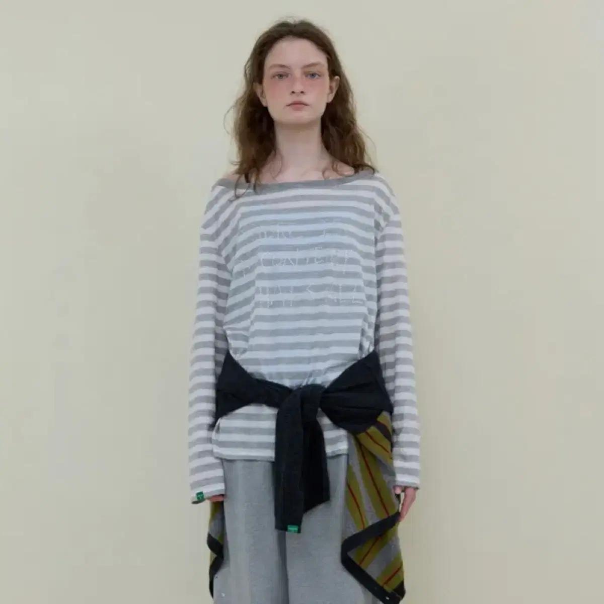 노컨텐츠 오프숄더 스트라이프 티 멜란지 그레이 미닛뮤트 수린