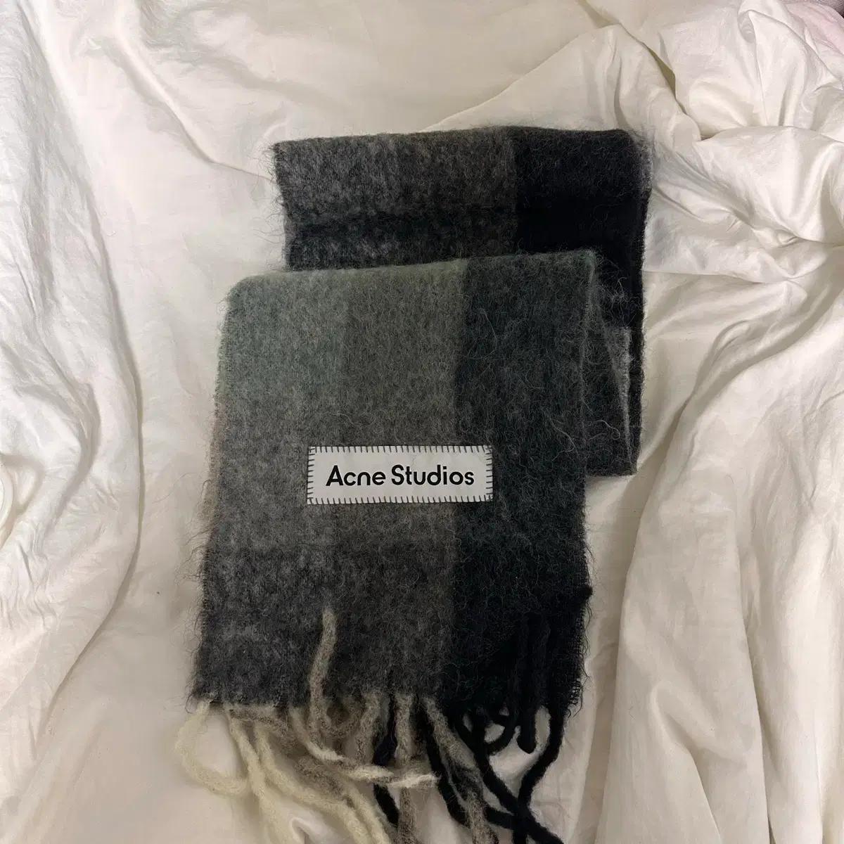 아크네스튜디오 머플러