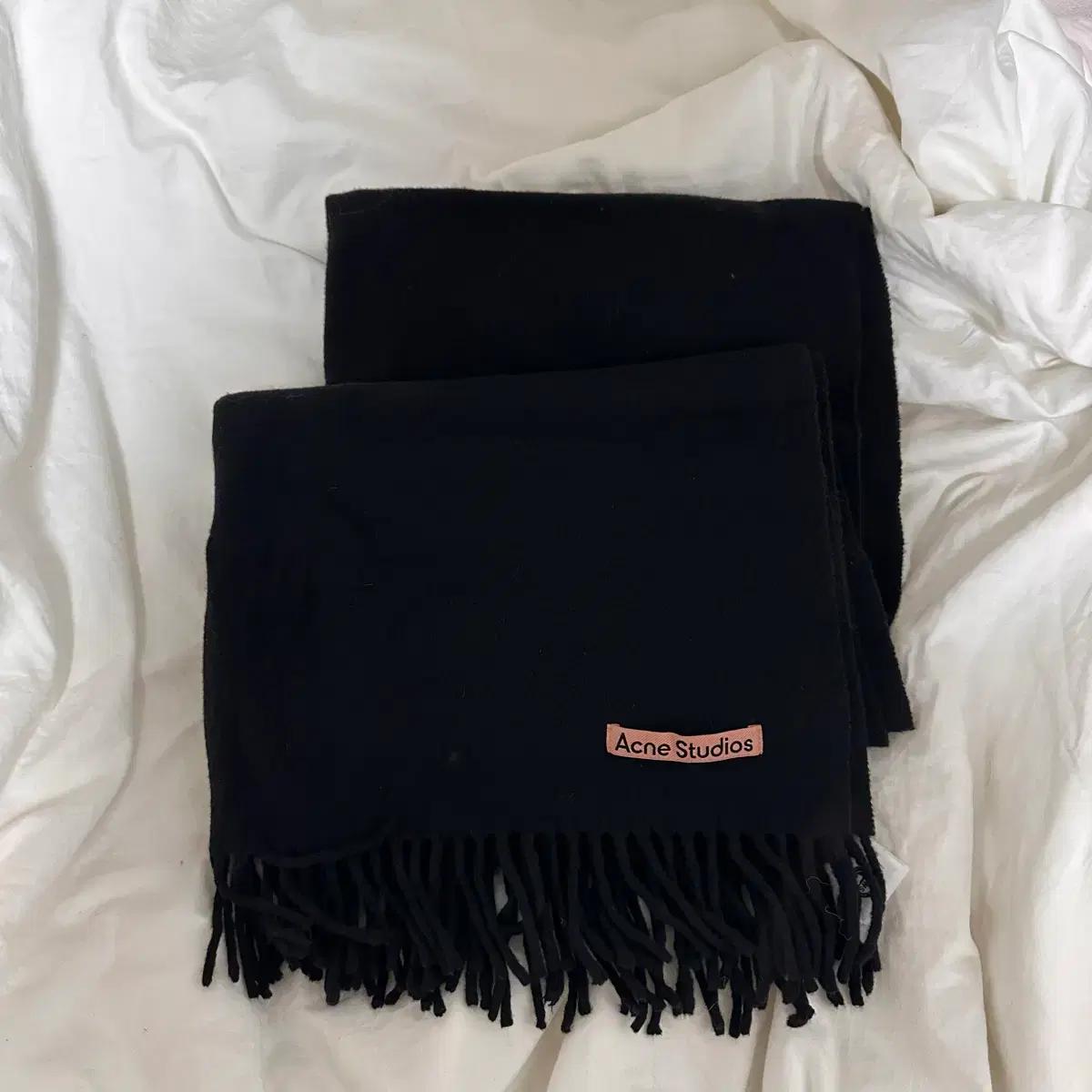 아크네스튜디오 머플러 팝니다 :3