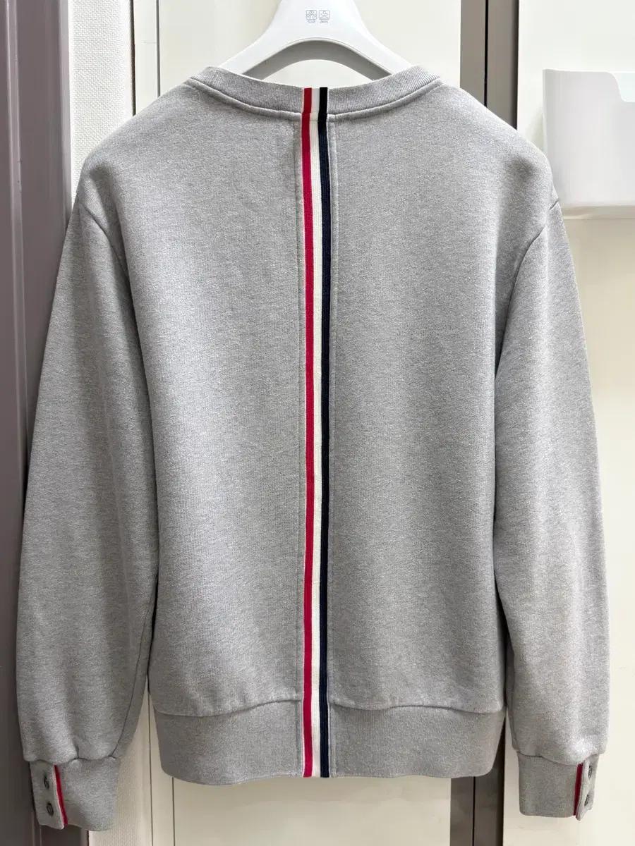 톰브라운 백삼선 맨투맨 그레이 2