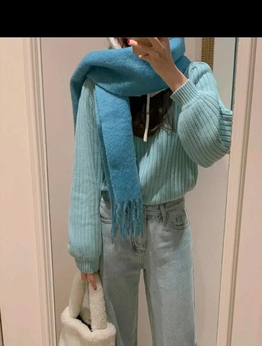 까슬함이 전혀 없는 퍼프소매 골지 니트