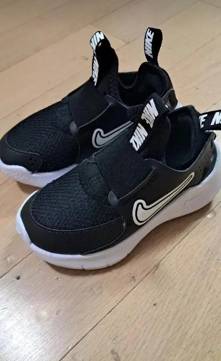 아기 나이키 신발 140사이즈 새상품 판매합니다!