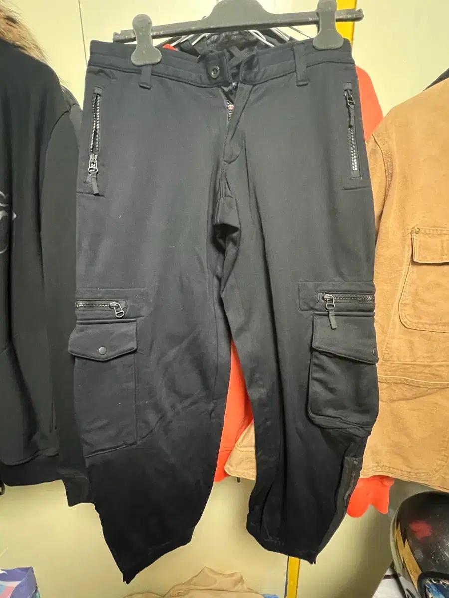 랄프로렌 블랙 카고 바지 포켓 디테일