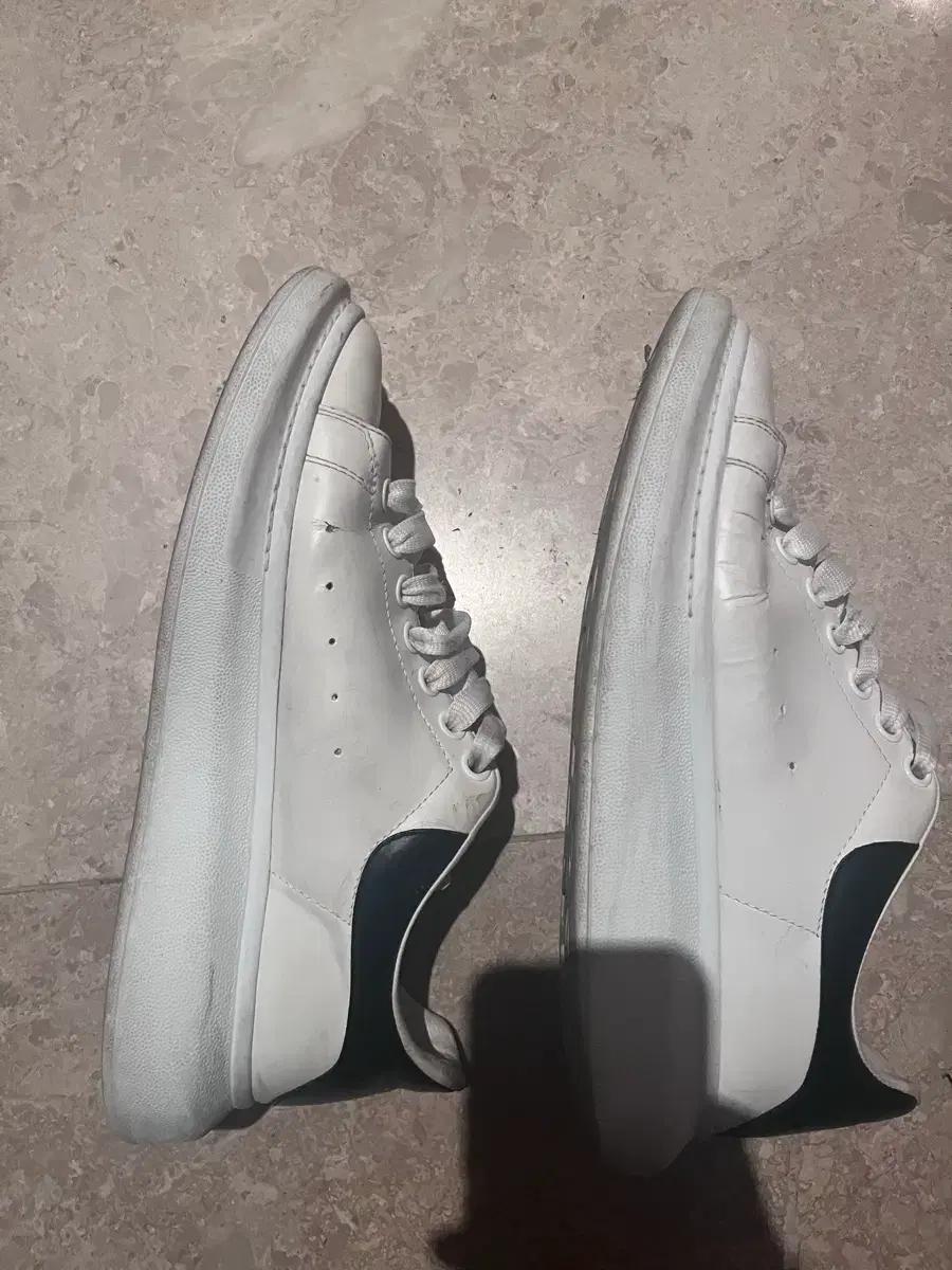 알렉산더 맥퀸 오버솔 스니커즈 화이트 블랙