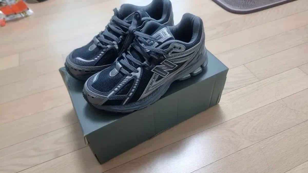 뉴발란스 1906R 블랙 스니커즈