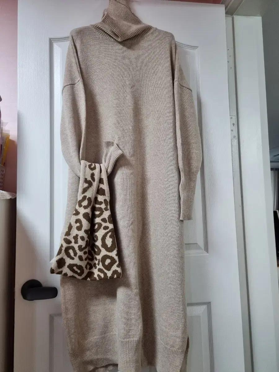 터틀넥 니트 롱 원피스 베이지랑 가방