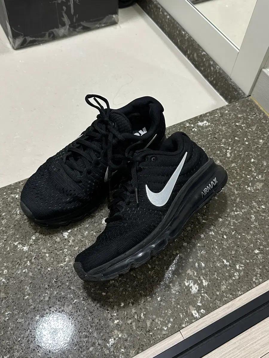 정품 나이키 2017 에어맥스 올블랙 운동화 235