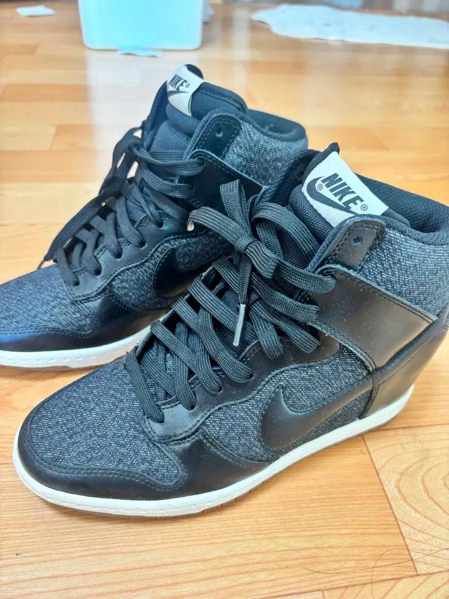 나이키 블랙 하이탑 스니커즈