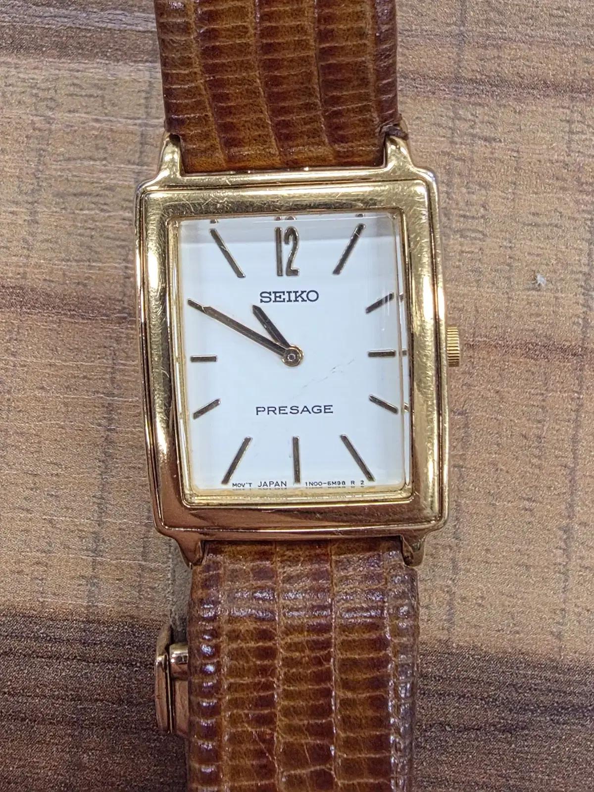 세이코 IN00-6S30 가죽 손목시계