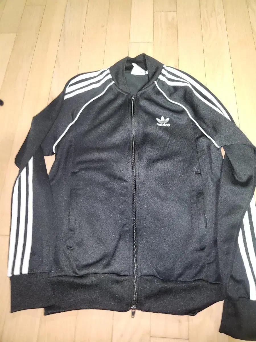아디다스 삼선 트랙탑 블랙 90사이즈입니다