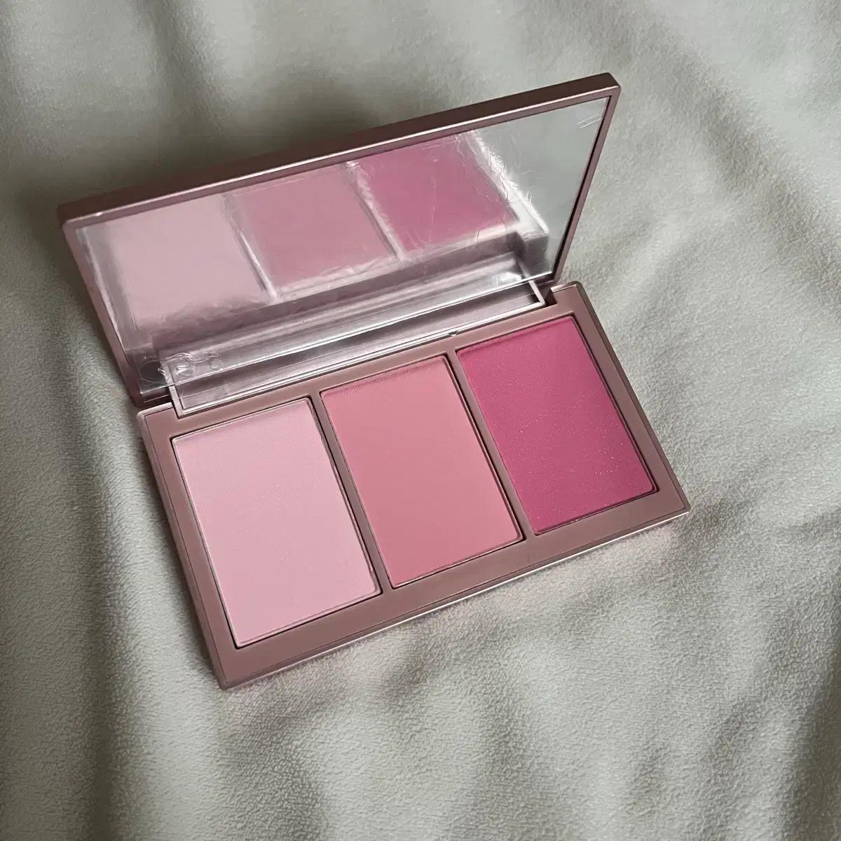 VT BTS 콜라보 한정 핑크 블러셔 팔레트