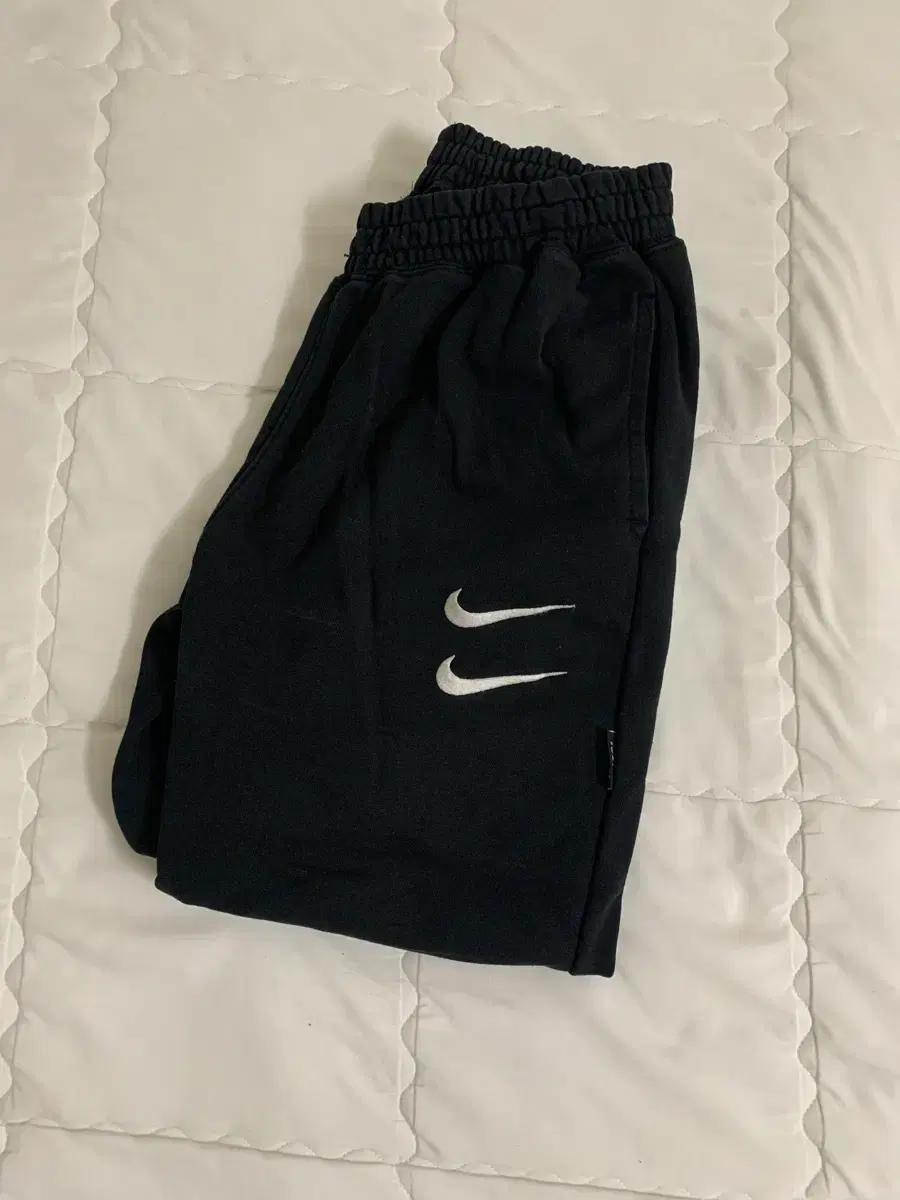 나이키 스우시 바지