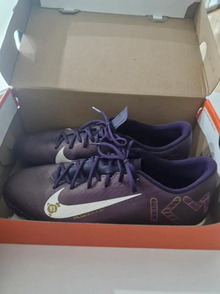 나이키 축구화 보라색 에어줌 머큐리얼 아카데미 TF