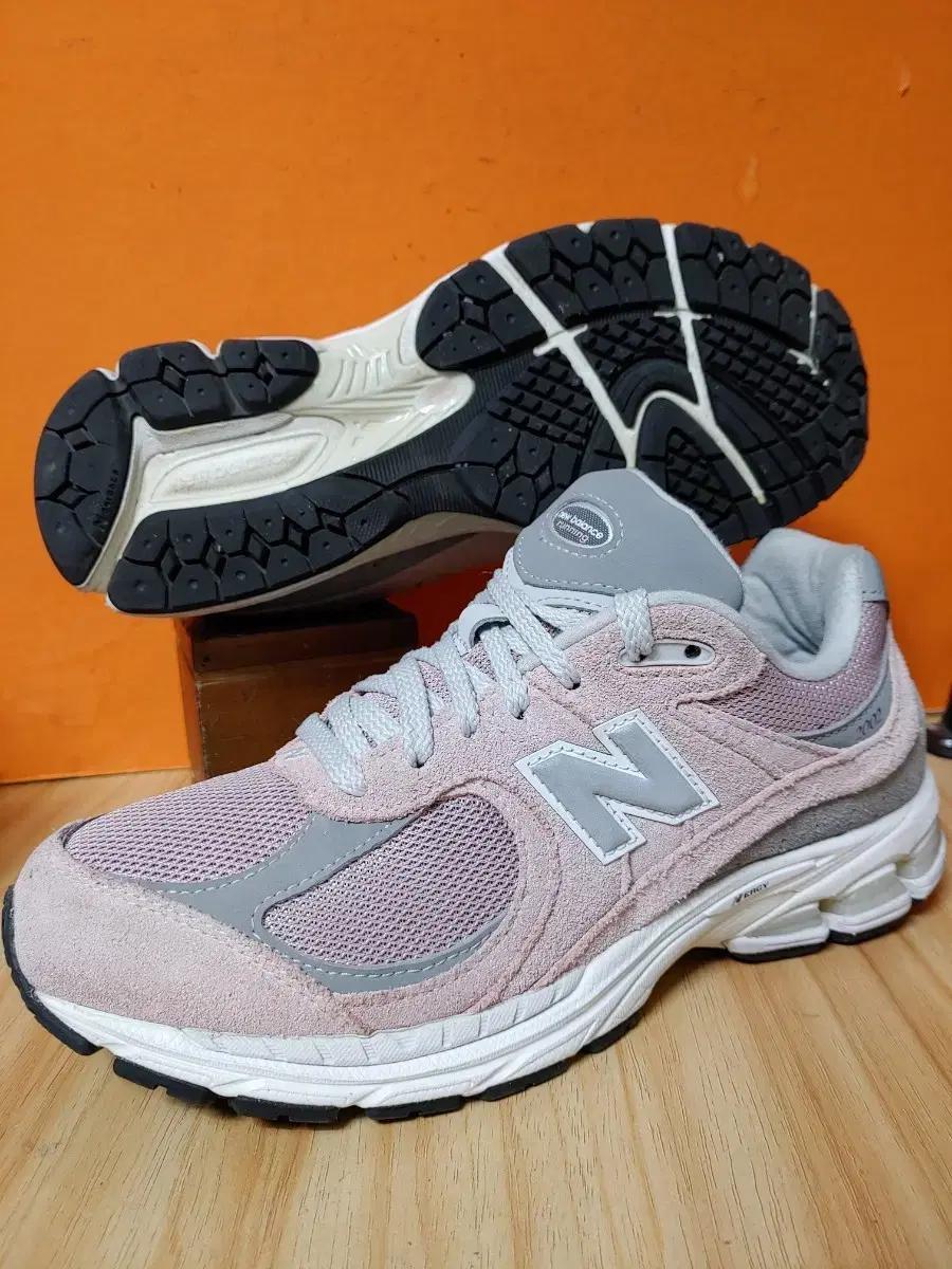 뉴발란스 2002R(사이즈250)